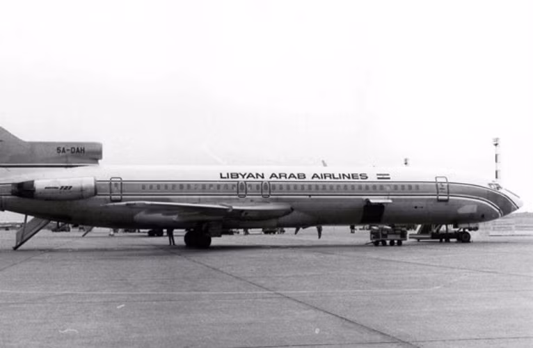 Chiếc Boeing 727 trong chuyến bay 114 của Libyan Arab Airlines bị Israel bắn hạ ngày 21/2/1973 khiến 108 người thiệt mạng. Trên đường bay tới Cairo, Ai Cập, chiếc máy bay gặp bão nên phải thay đổi đường bay tới sa mạc Sinai do Israel chiến được sau cuộc chiến 6 ngày. Israel cử 2 máy bay chiến đấu lên áp giải chiếc Boeing 727. Máy bay Israel khai hỏa do máy bay của Libya không tuân thủ lệnh điều khiển.