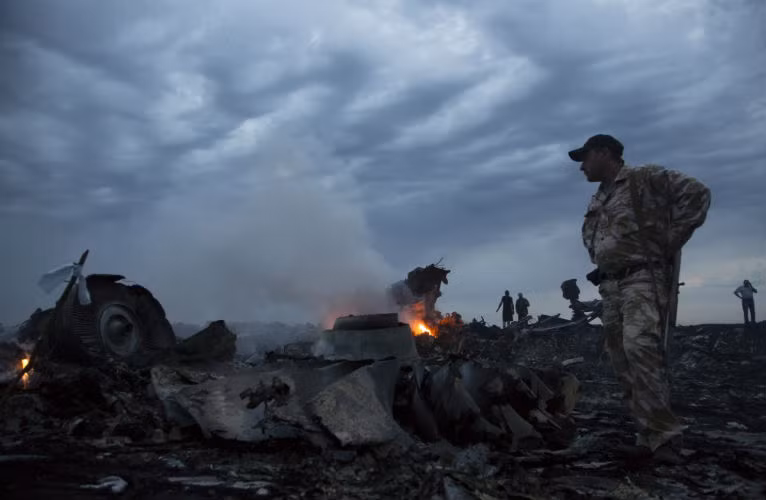 Cố vấn Bộ trưởng nội vụ Ukraine, ông Anton Geraschenko đăng tải tài khoản Facebook của mình cho biết "máy bay Malaysia bị hệ thống phòng không Buk bắn hạ ở độ cao 10.000m".