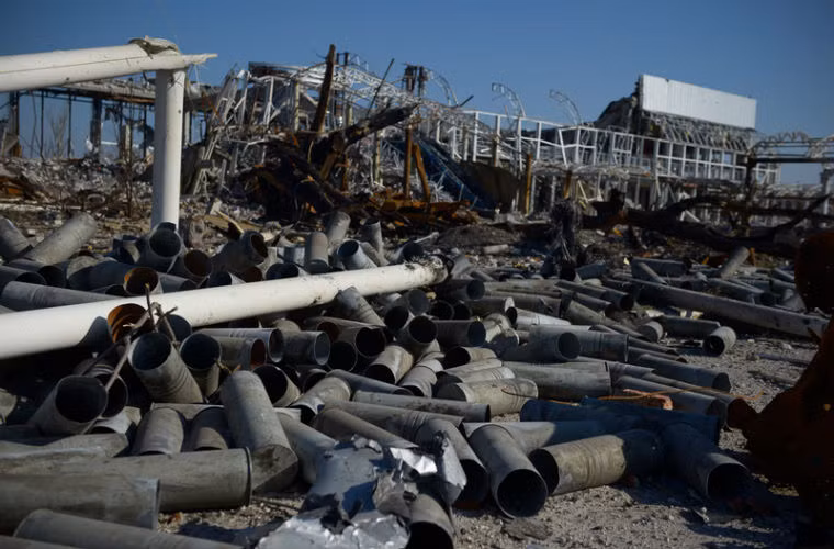 Vỏ đạn pháo nằm khắp nơi trong sân bay.