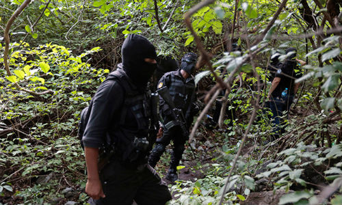 Cảnh sát Mexico tại khu vực phát hiện ngôi mộ tập thể.