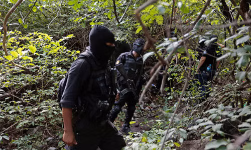 Cảnh sát Mexico tại khu vực phát hiện ngôi mộ tập thể.