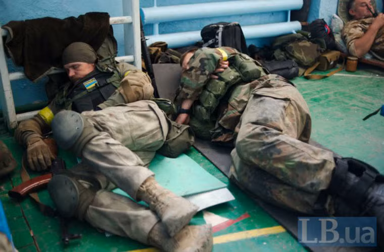 Giấc ngủ mệt mỏi giữa những trận chiến để sống sót.