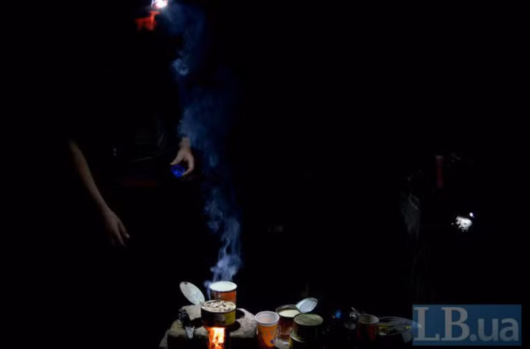 Bữa ăn tranh thủ với đồ hộp.