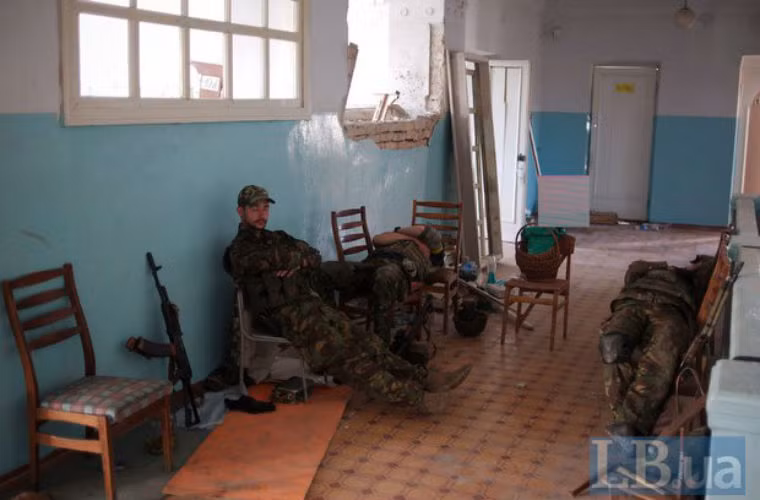 Các binh sĩ luôn ngủ trong tình trạng mặc đầy đủ áo chống đạn...