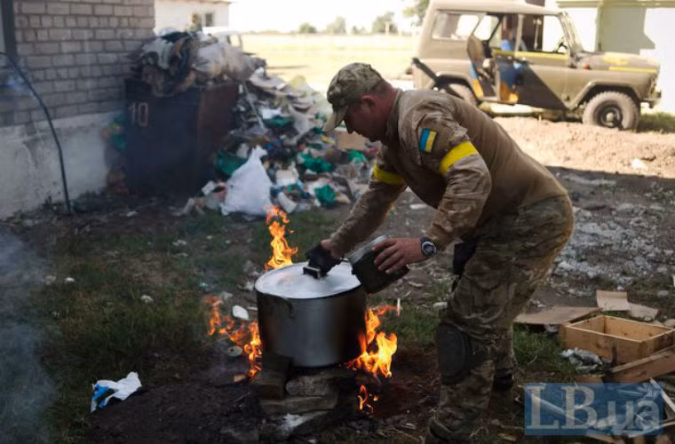 Nhờ chiến thuật phòng thủ và phản công hợp lý, lực lượng ly khai Ukraine đã chiếm ưu thế lớn tại miền đông và bao vây được vài nghìn quân Ukraine tại Donetsk.