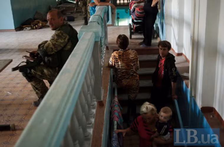 Ngôi trường tiểu học được tận dụng thành chỗ đóng quân tạm thời.