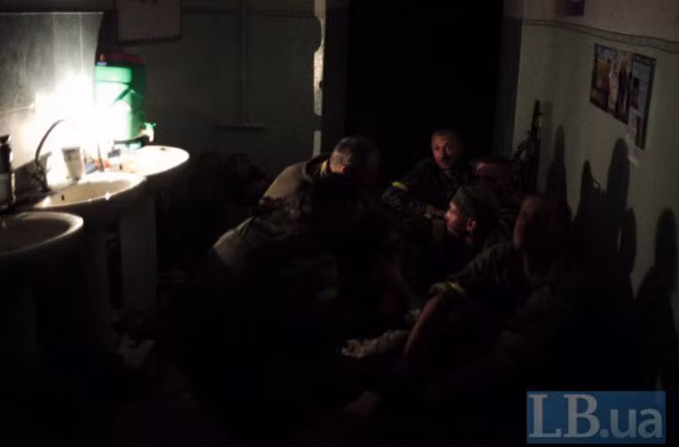 Các binh sĩ Ukraine trong một điểm trú ẩn.