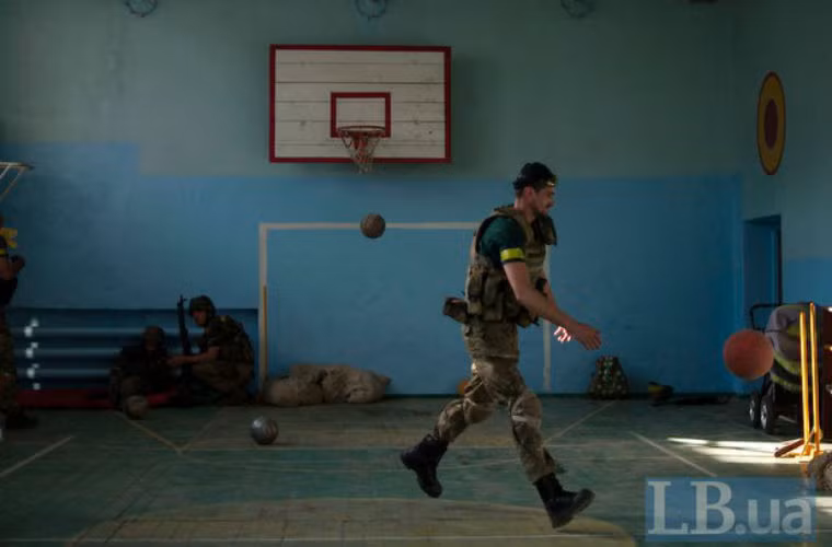 Binh sĩ Ukraine tranh thủ giải trí bằng sân bóng trong trường.