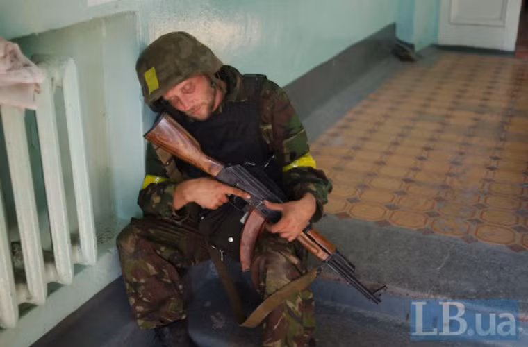 ... đội mũ bảo hiểm và súng trong tay.