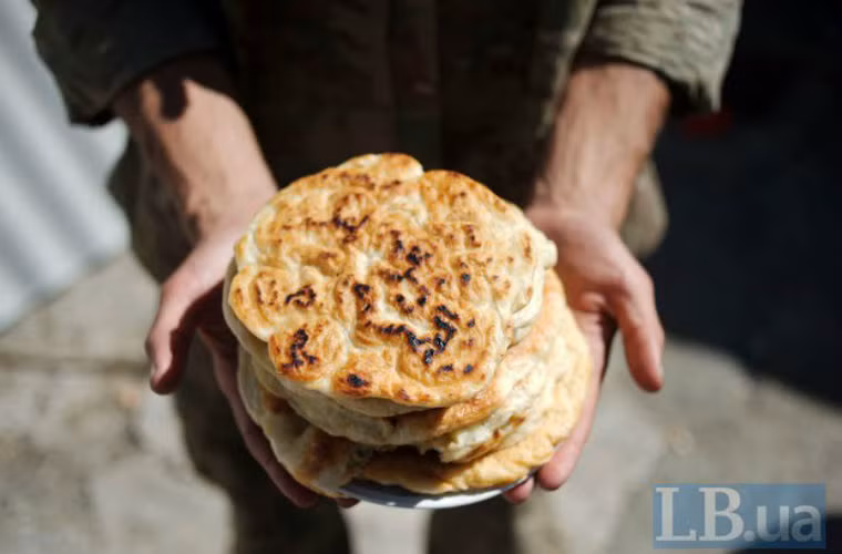 Bánh mỳ do các binh sĩ Ukraine nấu tại vòng vây.