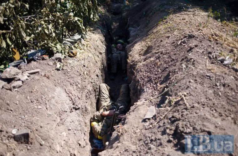 Binh sĩ Ukraine ngủ trong chiến hào ở thị trấn Ilovaysk.