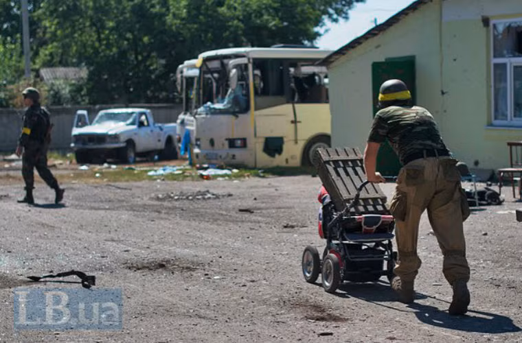 Đạn được vận chuyển giữa các điểm đóng quân bằng xe nôi trẻ em.