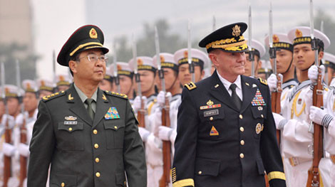 Ông Dempsey và ông Phòng Phong Huy trong chuyến thăm Trung Quốc năm 2013 của ông Dempsey.
