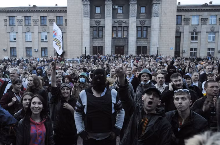 Cuộc biểu tình bắt đầu từ bên ngoài trụ sở cảnh sát tỉnh Lugansk.