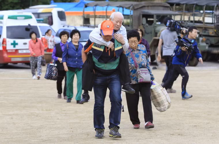 Vụ việc xảy ra tại thị trấn biên giới Goseong, tỉnh Gangwon. Trong ảnh là cư dân các ngôi làng gần căn cứ quân sự xảy ra vụ nổ súng được di tản để tránh thương vong khi Quân đội Hàn Quốc bao vây binh sĩ Yim .