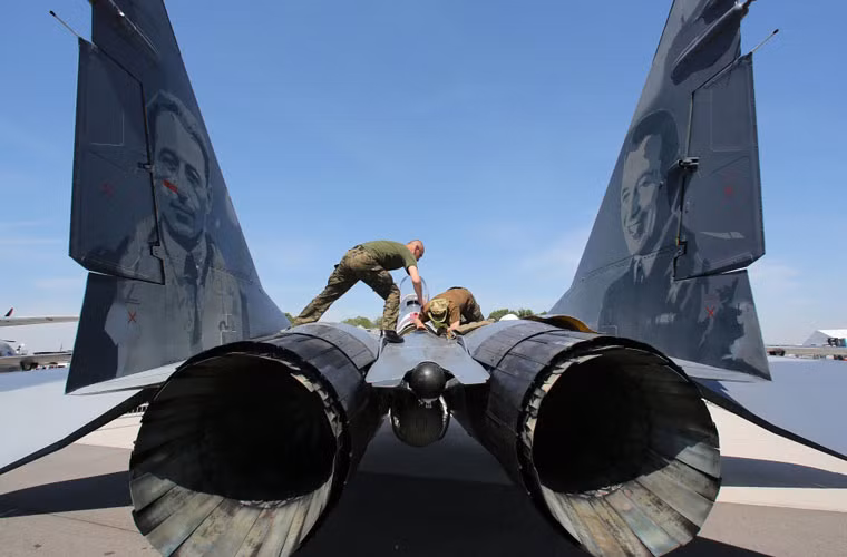 Các nhân viên kỹ thuật kiểm tra máy bay tiêm kích MIG-29 trước cuộc bay biểu diễn.