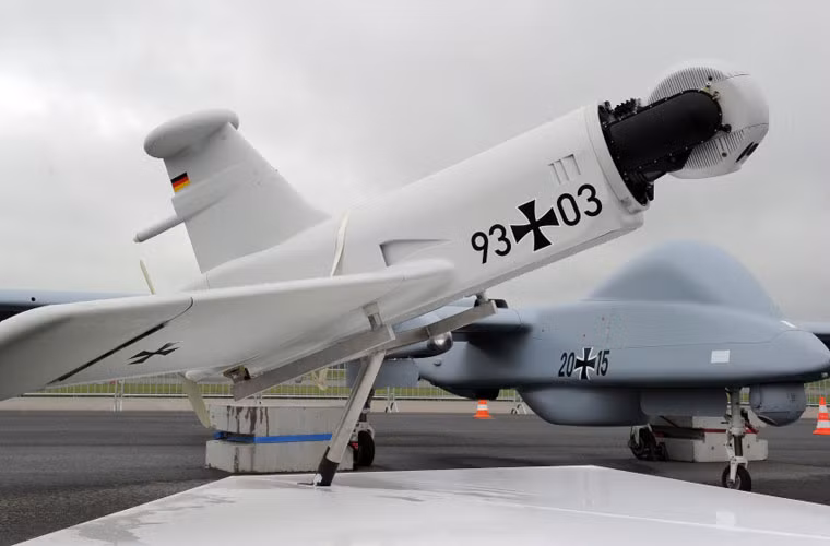 Nước chủ nhà Đức giới thiệu máy bay trinh sát chiến thuật không người lái TR-170 KZO (ở phía trước) và máy bay không người lái Rheinmetall Heron 1.