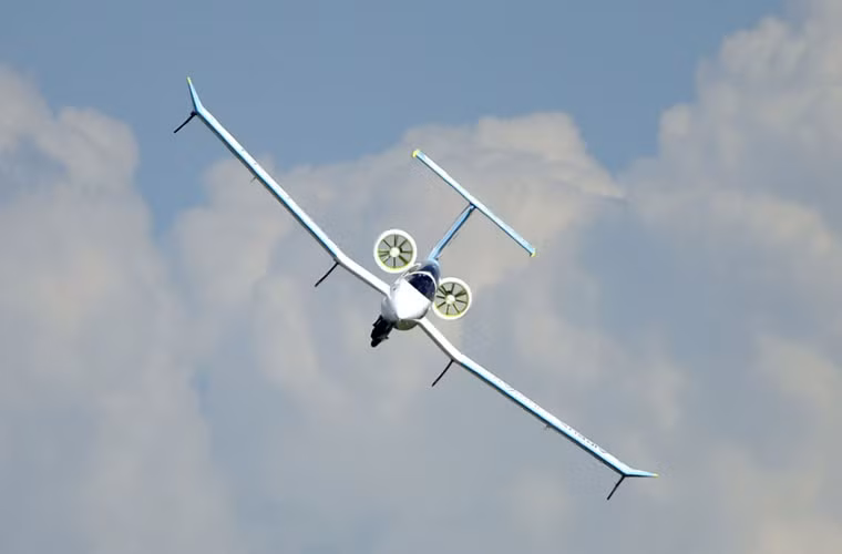 Mẫu thử máy bay hoạt động bằng năng lượng điện E-Fan được hãng Airbus trình diễn tại Triển lãm Hàng không Berlin. Máy bay hoạt động bằng cách sử dụng động cơ chạy bằng pin lithium-ion.