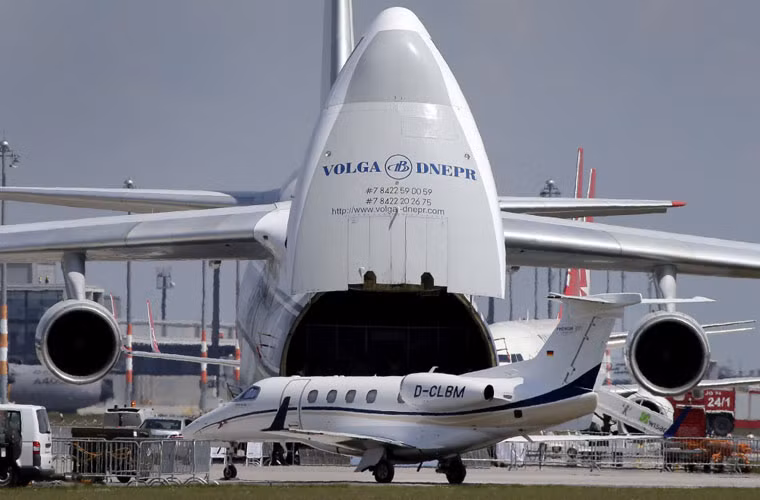 Máy bay không vận chiến lược Antonov An-124 của Nga tại Triển lãm Hàng không Berlin đang "mở mồm" - mũi máy bay có thể mở để đút kiện hàng quá khổ nếu như cửa hậu không thể đút vừa.