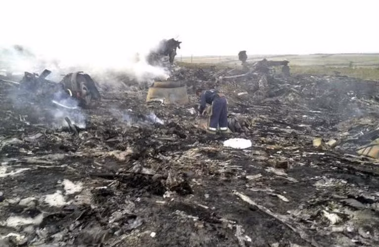 Hiện trường vụ MH17 bị bắn rơi gần biên giới Ukraine và Nga.