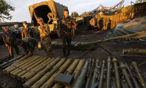 Binh sĩ Ukraine và vũ khí ở miền đông.