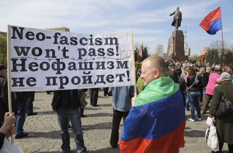 Người biểu tình cũng giương cao những khẩu hiện chống chủ nghĩa phát xít ở Ukraine.