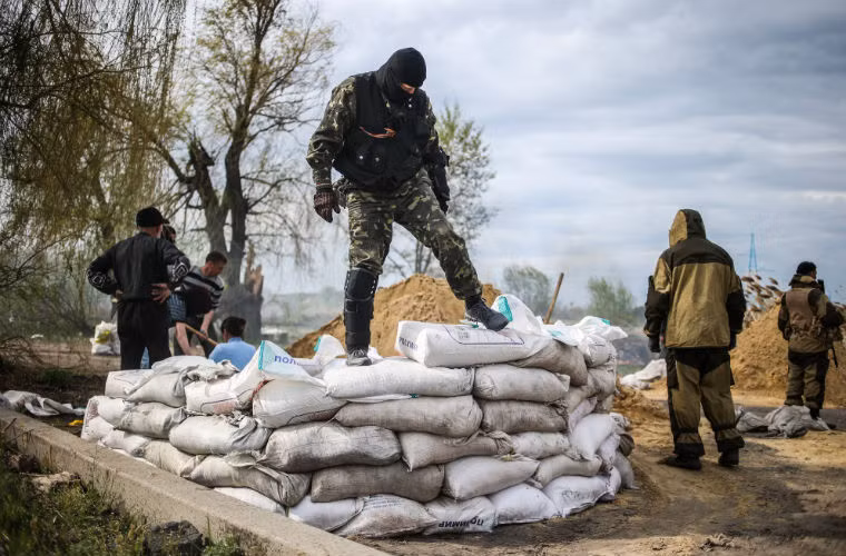 Trạm kiểm soát khác từ Rostov đến Kharkov đang trong quá trình xây dựng. Hầu hết các trạm kiểm soát này đều được xây dựng đơn giản bằng cách sử dụng bao cát và lốp xe hơi.