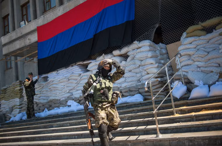 Các dân quân thuộc lực lượng Tự vệ Donetsk thay ca gác.