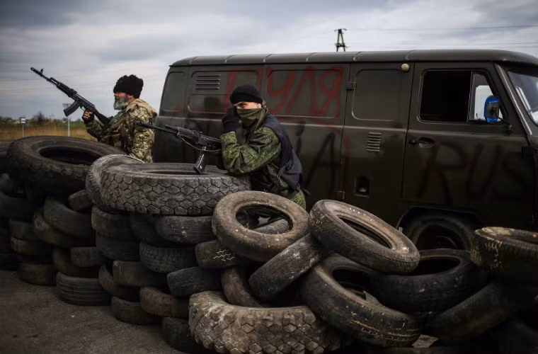 .. Nhưng đều sẵn sàng khi đã vào vị trí chiến đấu. Có những trạm kiểm soát được xây dựng đơn giản bằng cách sử dụng lốp xe.