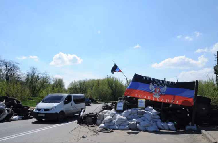 Một điểm kiểm soát mới được lập nên trên đường đi Kramatorsk từ thành phố Slavyansk.