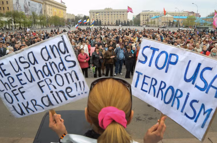 Người biểu tình ở Kharkov với những khẩu hiệu chống Mỹ và EU can thiệp vào Ukraine.