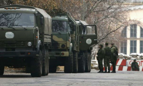 Xe quân sự xuất hiện ở điểm kiểm soát biên giới do ly khai Donetsk kiểm soát.