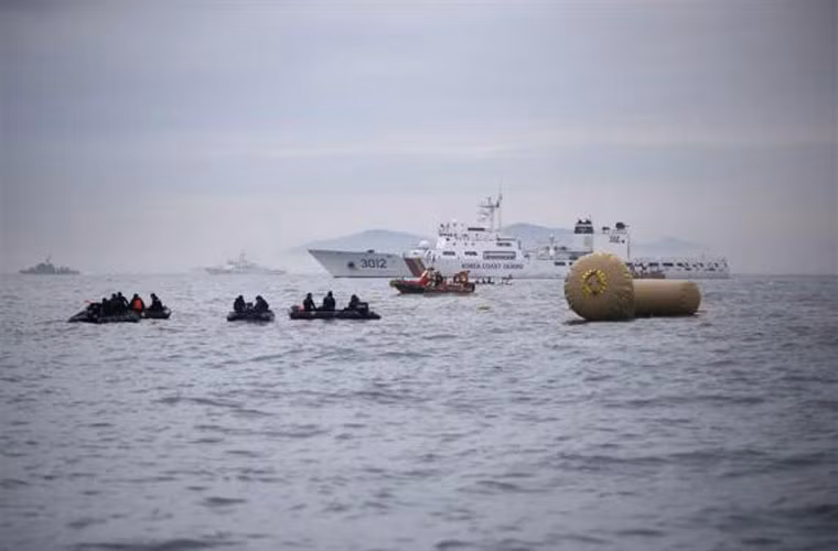 Đội tìm kiếm đang thiết lập ụ nổi ở khu vực phà Sewol chìm trong buổi chiều 18/4.