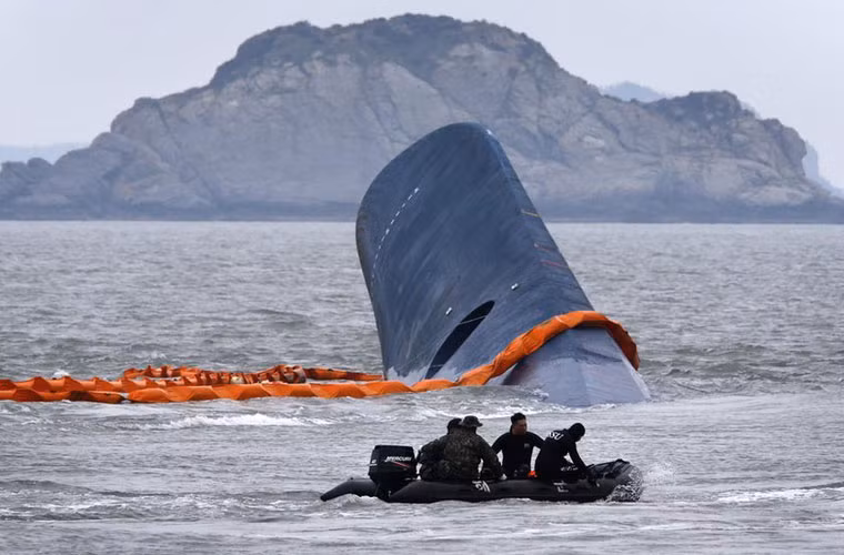 Các lực lượng tìm kiếm tiếp tục công cuộc tìm kiếm và cứu nạn các nạn nhân trong vụ lật phà Sewol vào ngày 18/4 bất chấp sự khó khăn do thời tiết.