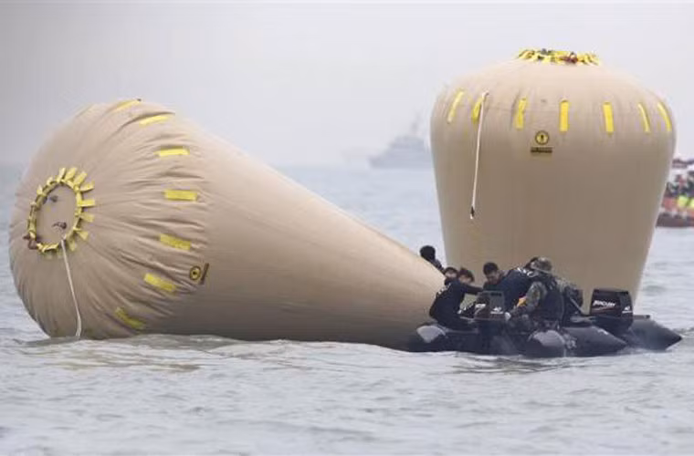 Cũng trong buổi chiều 18/4, chiếc phà Sewol đã chìm hoàn toàn.