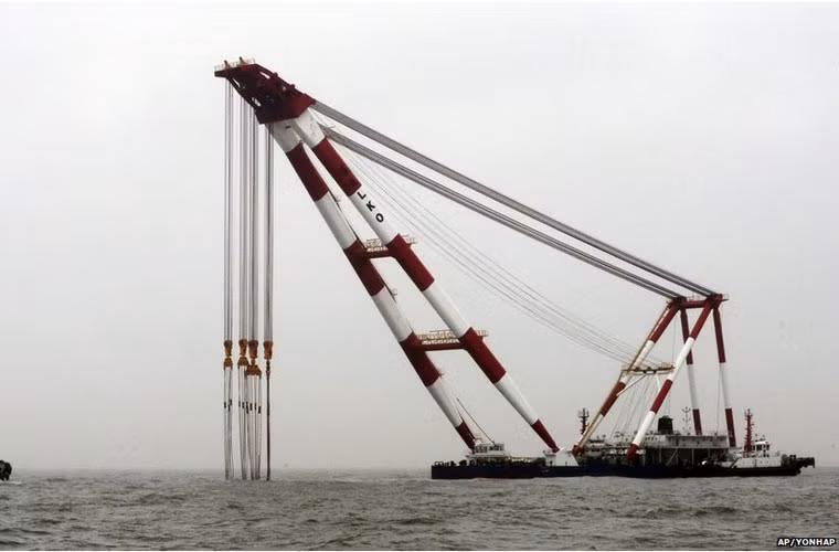 Một tàu cẩu lớn được điều đến khu vực lật phà Sewol. Có 3 tàu cẩu lớn được cử đến khu vực này nhằm đưa phà Sewol đến khu vực thời tiết thuận lợi hơn.