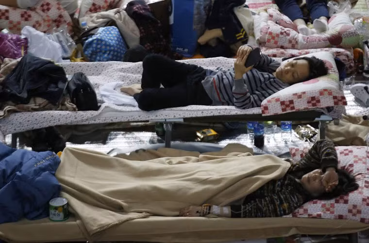 Hơn 48 giờ đã trôi qua kể từ khi phà Sewol bị lật và hi vọng về người sống sót ngày càng thấp. Các chuyên gia cho biết các túi khí có thể giúp người sống sót trong vòng 72 giờ.