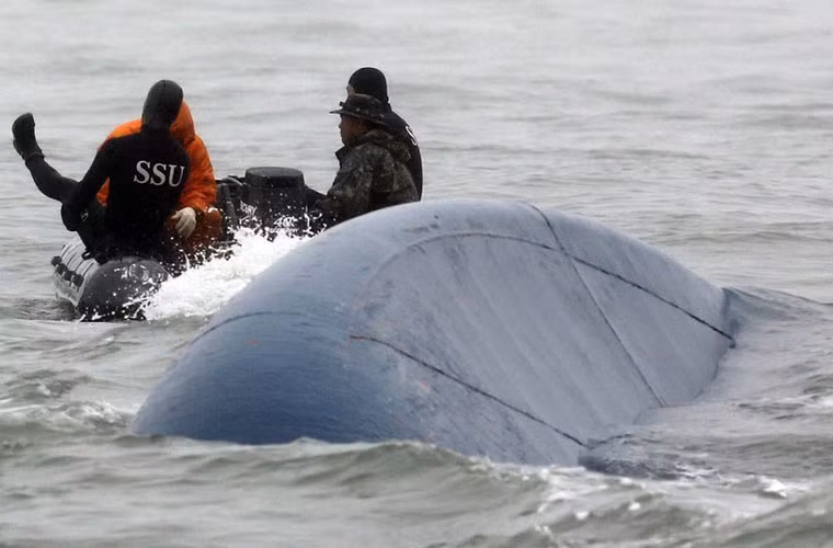 Thợ lặn bơm khí vào chiếc phà chìm nhằm tạo ra các túi khí cho người sống sót. Trong buổi chiều 18/4, các thợ lặn đã vào được khoang nhà ăn của chiếc phà nhưng không tìm được người sống sót.