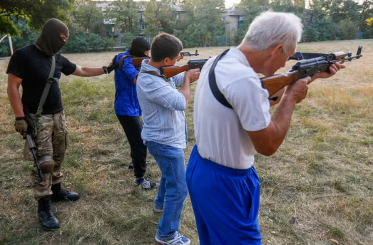 Binh sĩ chỉnh từng động tác của người tự nguyện.