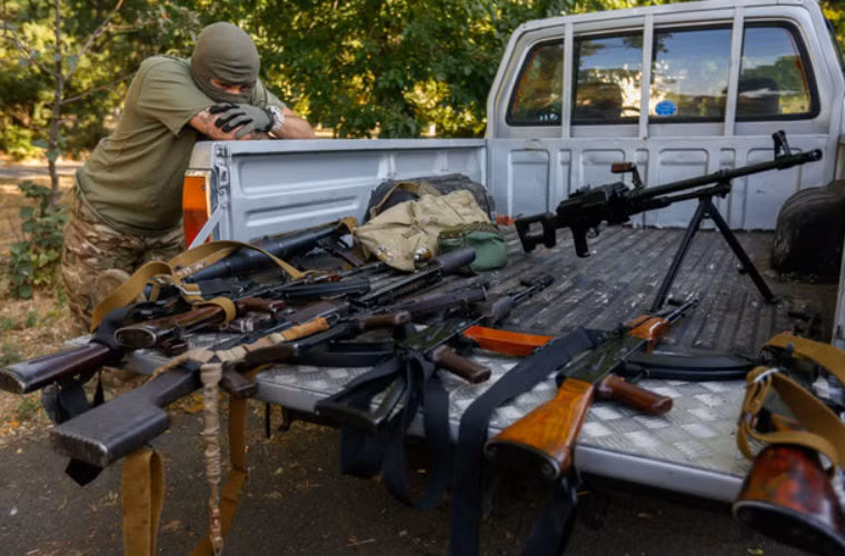 Binh sĩ tiểu đoàn tiểu đoàn tình nguyện Azov kiểm kê số vũ khí.