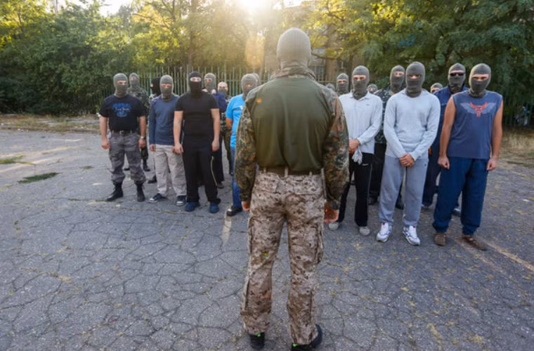 Binh sĩ Ukraine phổ biến kinh nghiệm cho các người tình nguyện.