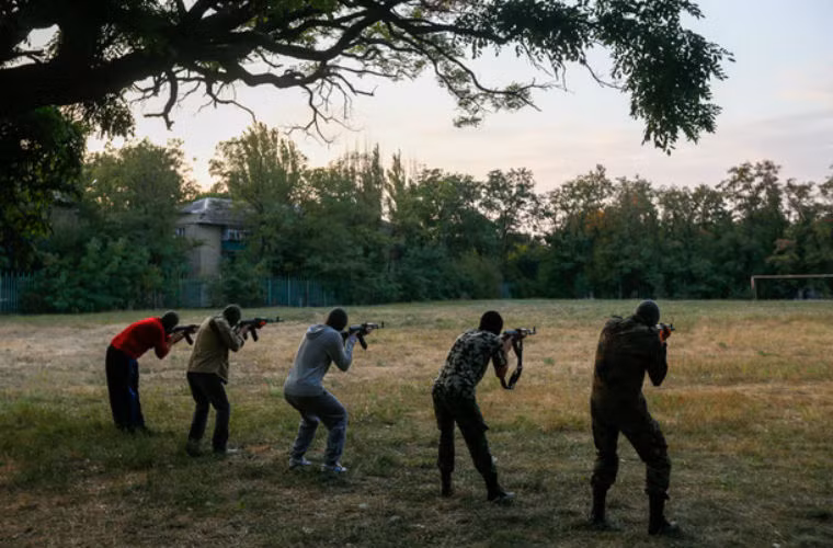 Người tình nguyện được chia thành nhiều đợt để huấn luyện.