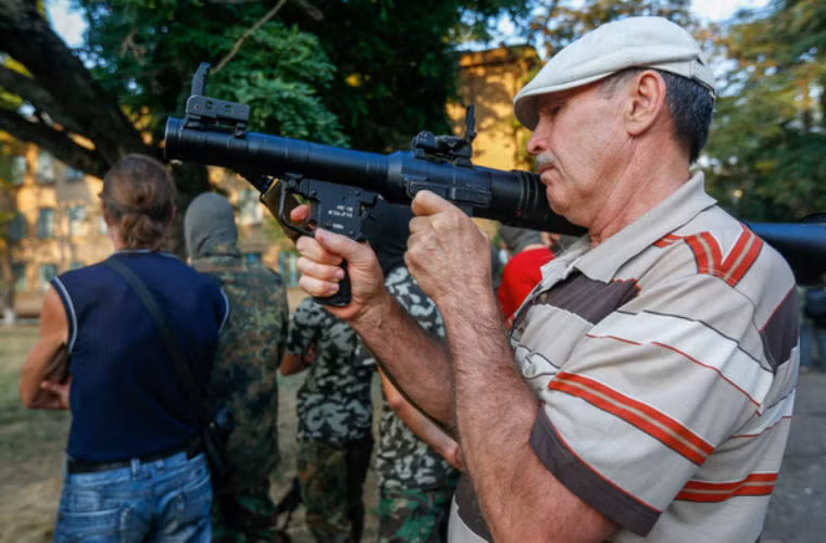 Người tình nguyện tập sử dụng súng chống tăng RPG-7.