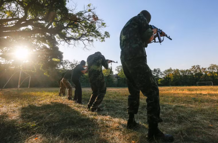 Thành phố Mariupol nằm bên bờ biển Azov, cách biên giới Nga 50km. Đây được coi là điểm nối giữa Nga và Crimea.