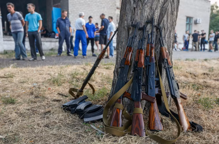 Vũ khí được sử dụng phổ biến là mẫu AK-74.