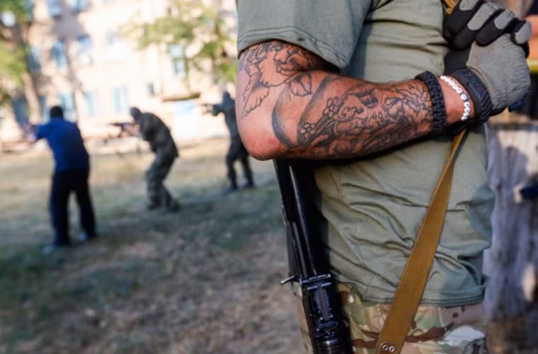 Hình xăm trên tay 1 binh sĩ tình nguyện của tiểu đoàn Azov.