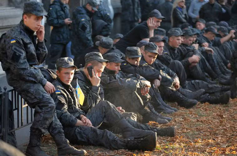 Các bính sĩ tranh thủ gọi điện về nhà.