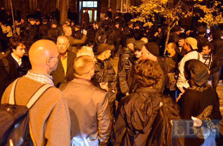 “Chúng tôi đã nhập ngũ từ hồi mùa xuân năm 2013 với thời hạn là 12 tháng. Tuy nhiên, bây giờ bọn tôi đã phục vụ được 18 tháng trong quân đội rồi mà chưa thấy gì cả”, một người lính nói.