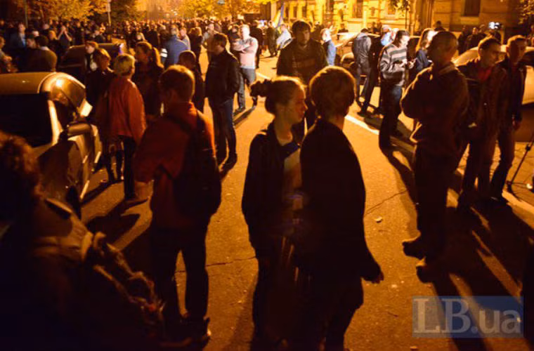 Đông đảo người dân theo dõi diễn biến cuộc biểu tình.