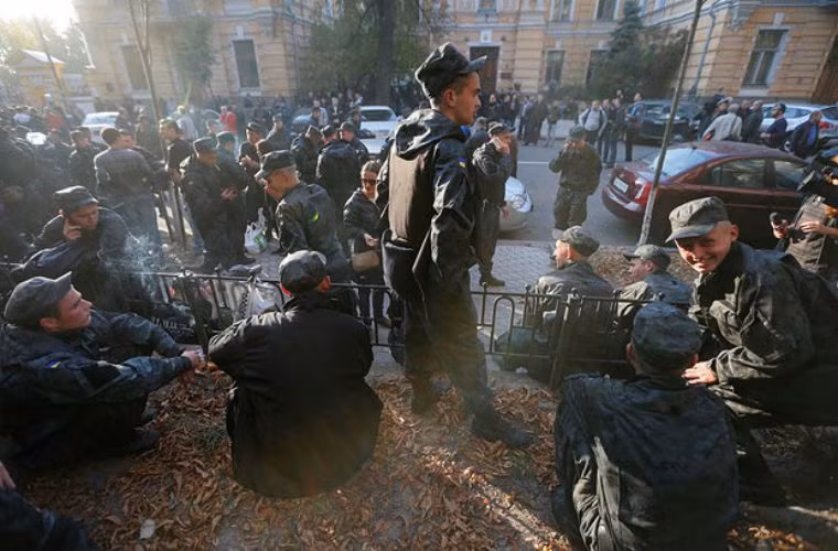 Ông Poroshenko cho hay, lính nghĩa vụ sẽ được phục viên sau khi Kiev và phe ly khai đạt lệnh ngừng bắn lâu dài và tuyến phòng thủ hoàn thành.